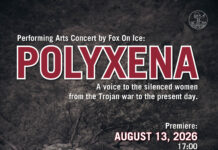 POLYXENA / Kulturforum Istanbul Das Bild zeigt eine Frau in einem roten Kleid vor einer alten Steinmauer sowie den Veranstaltungstitel „POLYXENA“ mit den Informationen zur Premiere im Troja-Museum in Çanakkale.
