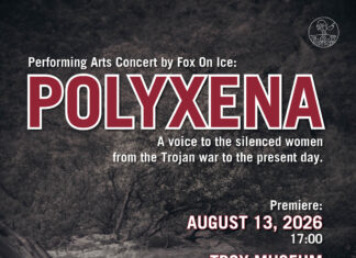 POLYXENA / Kulturforum Istanbul Das Bild zeigt eine Frau in einem roten Kleid vor einer alten Steinmauer sowie den Veranstaltungstitel „POLYXENA“ mit den Informationen zur Premiere im Troja-Museum in Çanakkale.