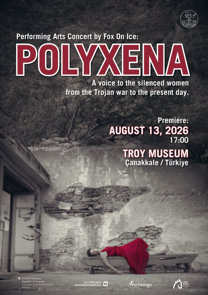Das Bild zeigt eine Frau in einem roten Kleid vor einer alten Steinmauer sowie den Veranstaltungstitel „POLYXENA“ mit den Informationen zur Premiere im Troja-Museum in Çanakkale.
