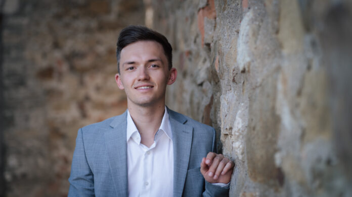 Das Bild zeigt Daniel Freistetter, Dirigent und Organist.