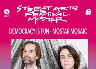 Democracy is fun!? / Kulturforum Sarajewo Das Bild zeigt in der Mitte ein Foto, auf dem links ein Mann in weißem Hemd und rechts eine Frau in dunklem Hemd abgebildet ist, darüber steht in weißer Schrift der Titel der Veranstaltung und im unteren Bereich sind der Veranstaltungstermin und Logos in weiß. Der Hintergrund ist pink (obere Hälfte) und blau (untere Hälfte).