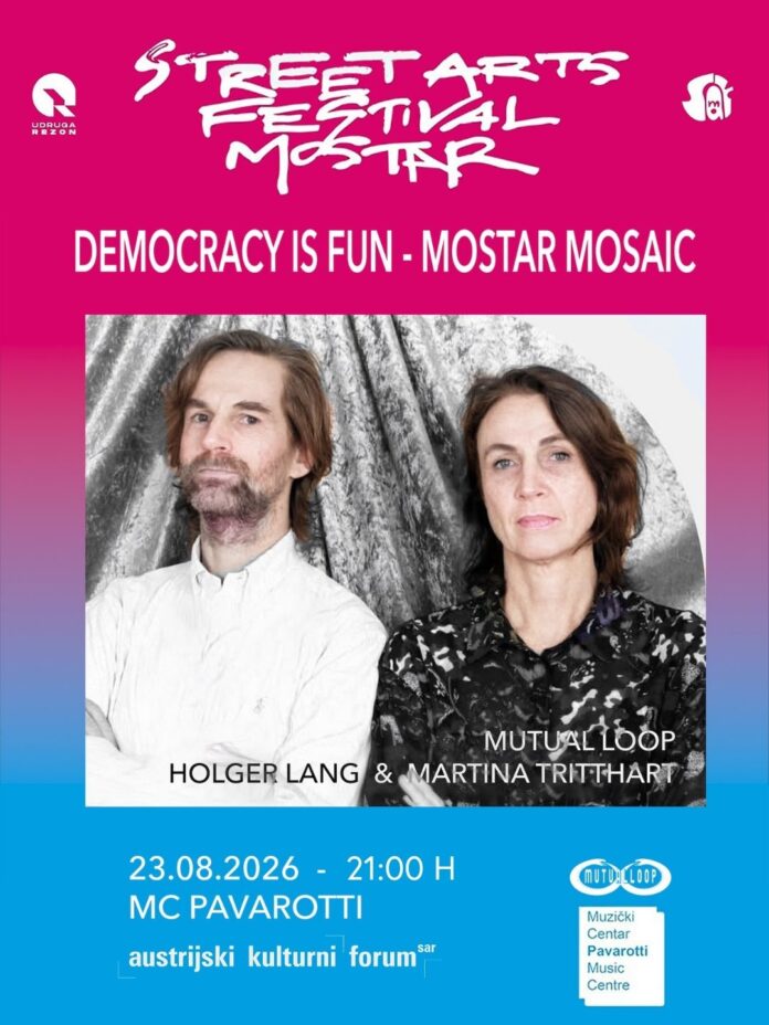 Bild: Street Arts Festival Mostar Das Bild zeigt in der Mitte ein Foto, auf dem links ein Mann in weißem Hemd und rechts eine Frau in dunklem Hemd abgebildet ist, darüber steht in weißer Schrift der Titel der Veranstaltung und im unteren Bereich sind der Veranstaltungstermin und Logos in weiß. Der Hintergrund ist pink (obere Hälfte) und blau (untere Hälfte).