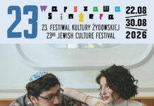 Warszawa Singera / Kulturforum Warschau Das Bild zeigt das Duo Nu Tchotchkes mit einem Akkordeon. Links sitzt der Musiker mit Brille und Kippa, rechts die Musikerin mit kurzem dunklem Haar. Im oberen Bildbereich sind Name und Daten des Festivals Warszawa Singera zu sehen.