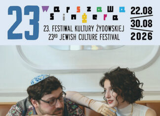 Warszawa Singera / Kulturforum Warschau Das Bild zeigt das Duo Nu Tchotchkes mit einem Akkordeon. Links sitzt der Musiker mit Brille und Kippa, rechts die Musikerin mit kurzem dunklem Haar. Im oberen Bildbereich sind Name und Daten des Festivals Warszawa Singera zu sehen.