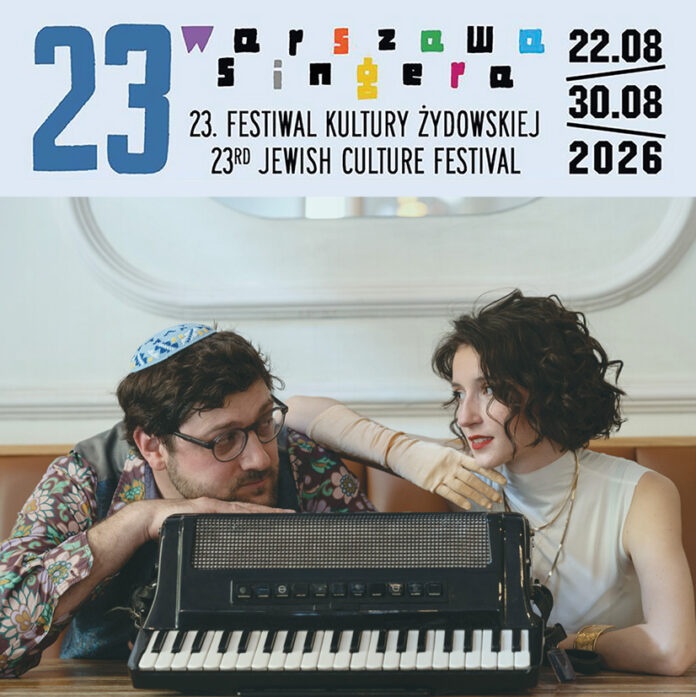 Das Bild zeigt das Duo Nu Tchotchkes mit einem Akkordeon. Links sitzt der Musiker mit Brille und Kippa, rechts die Musikerin mit kurzem dunklem Haar. Im oberen Bildbereich sind Name und Daten des Festivals Warszawa Singera zu sehen.