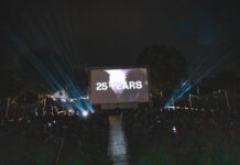 DokuFest Jubiläum / Botschaft Pristina Das Bild zeigt eine abendliche Open Air Filmveranstaltung.