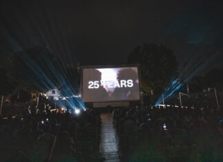 DokuFest Jubiläum / Botschaft Pristina Das Bild zeigt eine abendliche Open Air Filmveranstaltung.