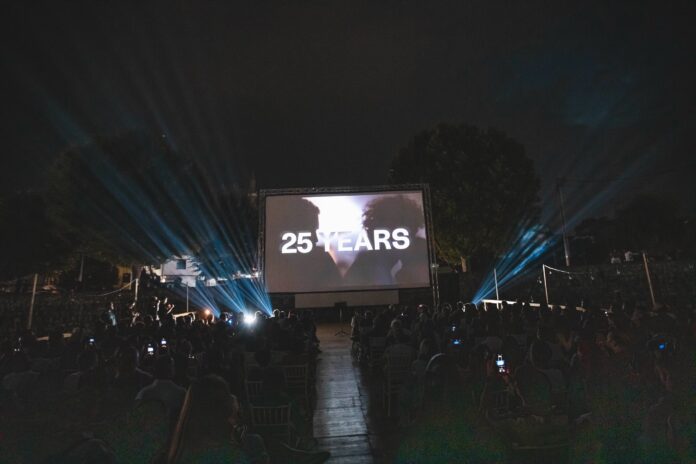 Das Bild zeigt eine abendliche Open Air Filmveranstaltung.