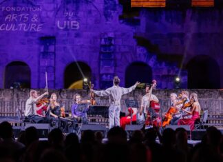 Österreichische Festivalkonzerte /Botschaft Tunis Das Bild Z zeigt den Stargeiger Yury Revich umringt von seinem Ensemble auf der Bühne