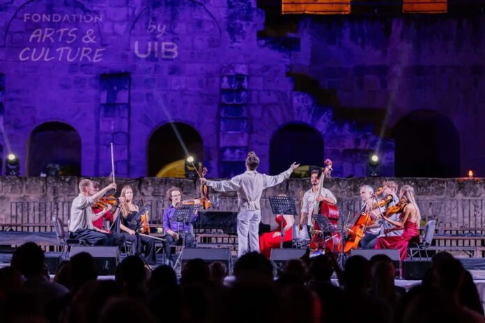 Das Bild Z zeigt den Stargeiger Yury Revich umringt von seinem Ensemble auf der Bühne