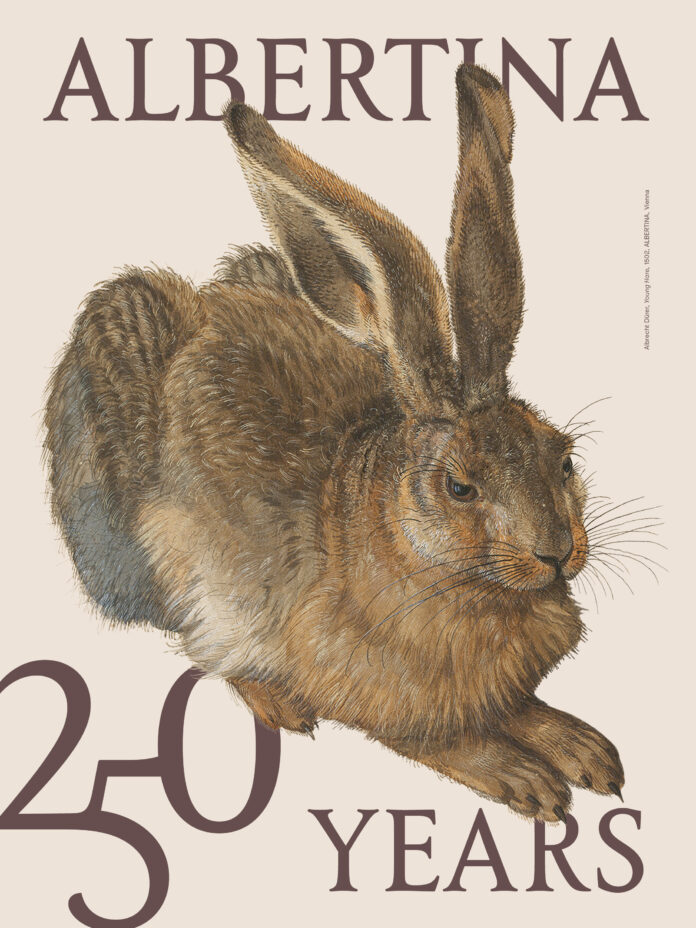 Eine detailreiche Illustration zeigt einen sitzenden, braun gefärbten Hasen mit langen aufgerichteten Ohren vor beigefarbenem Hintergrund. Darüber steht „ALBERTINA“, darunter groß „250 YEARS“.