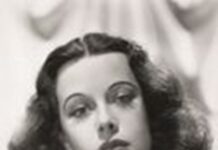 Hedy Lamarr. Eine Frau mit vielen Facetten. / Kulturforum Prag Auf dem Bild ist eine schwarzweiße Fotografie von Hedy Lamarr zu sehen, die direkt in die Kamera blickt.