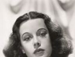 Hedy Lamarr. Eine Frau mit vielen Facetten. / Kulturforum Prag Auf dem Bild ist eine schwarzweiße Fotografie von Hedy Lamarr zu sehen, die direkt in die Kamera blickt.