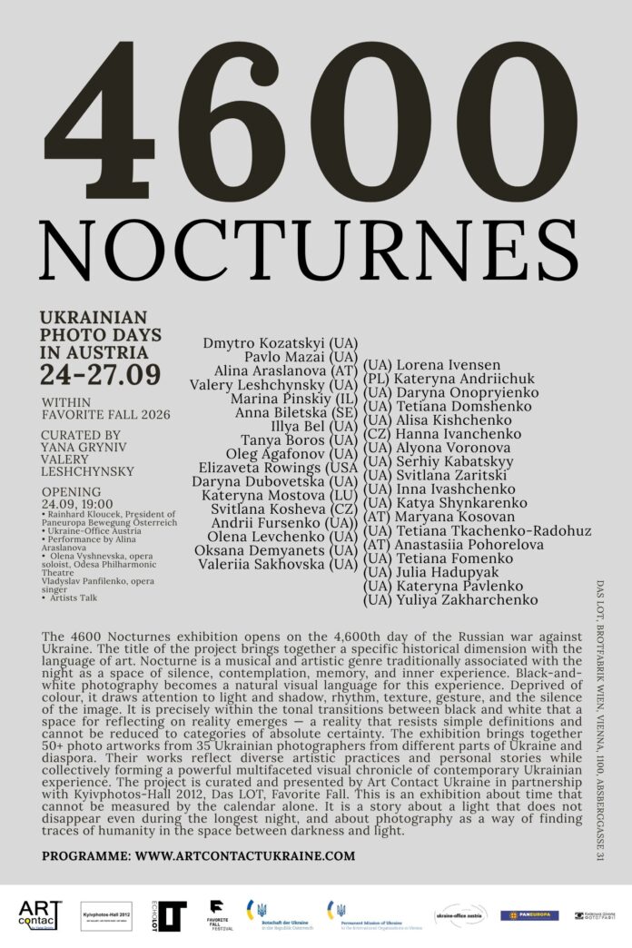 Auf dem Foto ist schwarz-weiße Poster von 4600 Nocturnes zu sehen. Es beinhaltet neben den Ausstellungsdaten die Namen der Künstlerinnen und Künstler sowie eine Kurzbeschreibung. Umrahmt wir es von den Sponsorinnen und Sponsoren des Projektes.