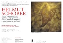Helmut Schober-Licht und Bewegung / Kulturforum Mailand Einladung zur Kunstausstellung „Helmut Schober – Licht und Bewegung“ von der Fondazione Mudima und dem Österreichischen Kulturforum Mailand. Auf der rechten Seite ist das abstrakte, gold-braun schimmernde Kunstwerk „Per Wolfgang Amadeus Mozart VI, 1977“ zu sehen.