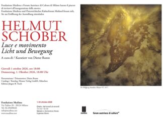 Helmut Schober-Licht und Bewegung / Kulturforum Mailand Einladung zur Kunstausstellung „Helmut Schober – Licht und Bewegung“ von der Fondazione Mudima und dem Österreichischen Kulturforum Mailand. Auf der rechten Seite ist das abstrakte, gold-braun schimmernde Kunstwerk „Per Wolfgang Amadeus Mozart VI, 1977“ zu sehen.