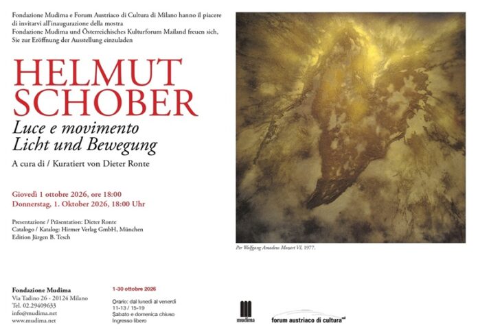 © Fondazione Mudima Einladung zur Kunstausstellung „Helmut Schober – Licht und Bewegung“ von der Fondazione Mudima und dem Österreichischen Kulturforum Mailand. Auf der rechten Seite ist das abstrakte, gold-braun schimmernde Kunstwerk „Per Wolfgang Amadeus Mozart VI, 1977“ zu sehen.