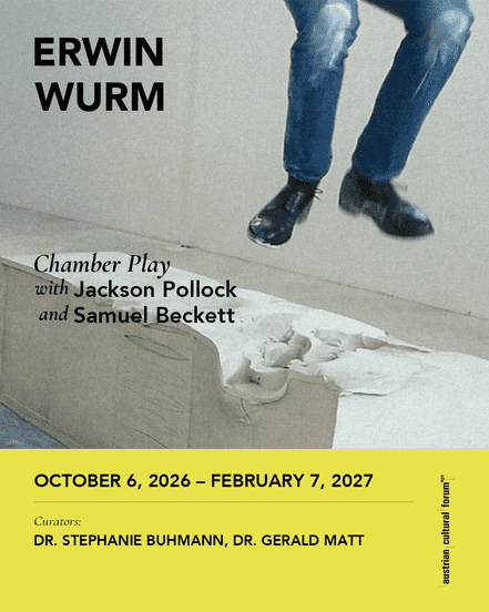 Das Bild zeigt ein Standbild aus Erwin Wurms Videoperformance Horse aus der Serie Performative Sculptures von 2015. Die Aufnahme entstand im Atelier des Künstlers.