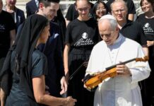 Mozarteum Konzerte im Vatikan / Botschaft beim Heiligen Stuhl Das Bild zeigt Papst Leo XIV., welcher gerade die „Dalla Costa-Geige“ vom Jugend Ensemble Bella Musica des Pre-College der Universität Mozarteum in Salzburg überreicht bekam.