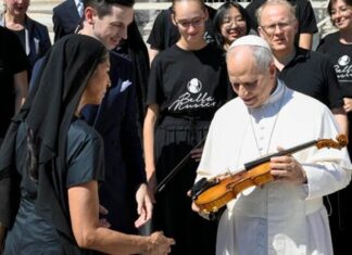 Mozarteum Konzerte im Vatikan / Österreichische Botschaft beim Heiligen Stuhl Das Bild zeigt Papst Leo XIV., welcher gerade die „Dalla Costa-Geige“ vom Jugend Ensemble Bella Musica des Pre-College der Universität Mozarteum in Salzburg überreicht bekam.