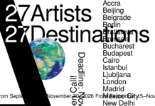 OPEN CALL – VISUAL ART Das Bild zeigt eine Illustration des Ausschreibungsplakats mit den weltweiten Standorten der Österreichischen Kulturforen auf einer Übersichtskarte sowie allen entsprechenden Städten in einer senkrechten, alphabetischen Anordnung.