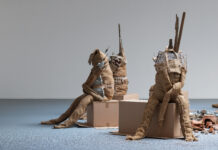 Biennale de Lyon / Kulturforum Paris Das Bild zeigt eine Schwarz-Weiß-Fotografie von Florentina Holzinger in stoischer und selbstbewusster Pose.