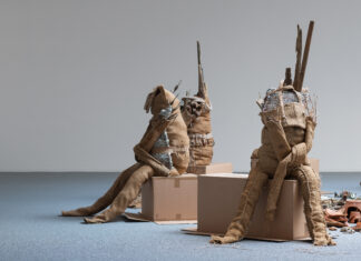 Biennale de Lyon / Kulturforum Paris Das Bild zeigt eine Schwarz-Weiß-Fotografie von Florentina Holzinger in stoischer und selbstbewusster Pose.