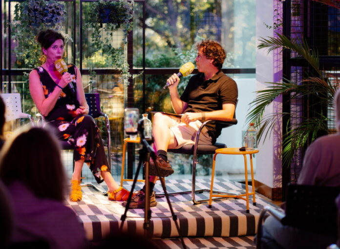 Bárbara Monteiro / Goethe-Institut Portugal Das Bild zeigt die österreichische Schriftstellerin Eva Menasse bei einer Podiumsdiskussion mit dem portugiesischen Journalisten Tiago Sigorelho.