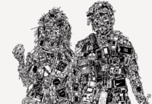 Infinite Consumption / Kulturforum Madrid Das Bild zeigt eine Zeichnung des Künstlers Olivier Hölzl. Es handelt sich um eine detaillierte Schwarz-Weiß-Illustration auf weißem Hintergrund. Zu sehen sind zwei lebensgroß wirkende menschliche Figuren – eine Frau auf der linken Seite und ein Mann auf der rechten Seite –, die nebeneinanderstehen. Ihre Körper sind vollständig aus Konsumgütern, Logos und elektronischen Alltagsgegenständen zusammengesetzt.