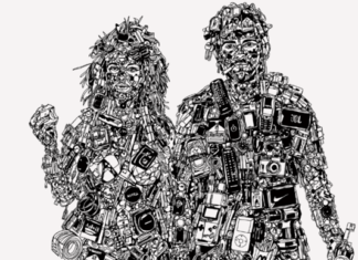 Infinite Consumption / Kulturforum Madrid Das Bild zeigt eine Zeichnung des Künstlers Olivier Hölzl. Es handelt sich um eine detaillierte Schwarz-Weiß-Illustration auf weißem Hintergrund. Zu sehen sind zwei lebensgroß wirkende menschliche Figuren – eine Frau auf der linken Seite und ein Mann auf der rechten Seite –, die nebeneinanderstehen. Ihre Körper sind vollständig aus Konsumgütern, Logos und elektronischen Alltagsgegenständen zusammengesetzt.