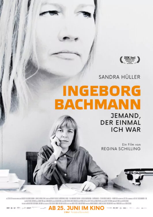 Das Bild zeigt ein schwarz-weißes Filmplakat zu „Ingeborg Bachmann – Jemand, der einmal ich war“ von Regina Schilling mit Sandra Hüller. Zu sehen ist ein Porträt der Autorin Ingeborg Bachmann und ein Kinostarthinweis.