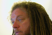 Jaron Lanier bei der Auslandskulturtagung / Podcast wissensART Das Bild zeigt ein Portrait im seitlichen Profil von Jaron Lanier.