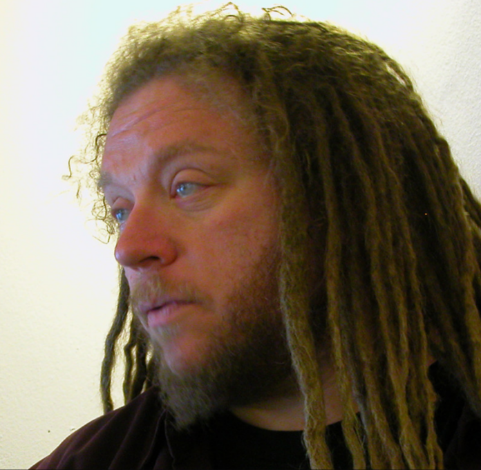 Das Bild zeigt ein Portrait im seitlichen Profil von Jaron Lanier.