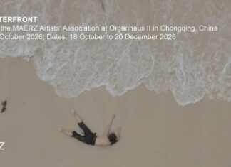 Ausstellung / Generalkonsulat Chengdu Das Bild zeigt eine Luftaufnahme eines sandigen Strandes mit heranrollender Brandung. Im unteren Bildbereich liegt eine Person rücklings im Sand, Arme und Beine leicht angewinkelt. Links oberhalb der Person ist ein kleiner dunkler Gegenstand zu sehen. Über dem Motiv stehen in weißer Schrift der Ausstellungstitel „ON THE WATERFRONT“ sowie Angaben zur Ausstellung im Organhaus II in Chongqing. Unten links befindet sich das MAERZ-Logo, unten rechts die Webadresse.