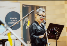 Kunst und Literatur – Botschaft Bangkok Das Bild zeigt die Autorin Olga Flor bei der Lesung im Goethe-Institut in Bangkok am 31. August.