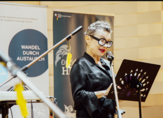 Kunst und Literatur – Botschaft Bangkok Das Bild zeigt die Autorin Olga Flor bei der Lesung im Goethe-Institut in Bangkok am 31. August.
