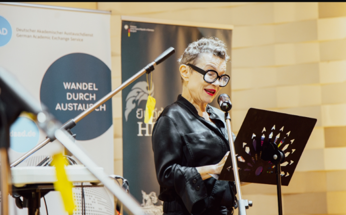 Das Bild zeigt die Autorin Olga Flor bei der Lesung im Goethe-Institut in Bangkok am 31. August.