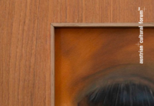 Ausstellung „meins ist deins“ / Kulturforum London Das Bild zeigt die Detailaufnahme einer Skulptur von Tao Iver und Julian Mack – ein Kuhauge, gefasst in eine Holzbox.