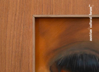 Ausstellung „meins ist deins“ / Kulturforum London Das Bild zeigt die Detailaufnahme einer Skulptur von Tao Iver und Julian Mack – ein Kuhauge, gefasst in eine Holzbox.