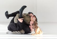 Rosalie Wanka in Jerusalem / Kulturforum Tel Aviv Das Bild zeigt die Tänzerin Rosalie Wanka und den Tänzer Aron Nowak in einer Umarmungsszene ihres Stücks „Radical Embrace“.