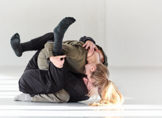 Rosalie Wanka in Jerusalem / Kulturforum Tel Aviv Das Bild zeigt die Tänzerin Rosalie Wanka und den Tänzer Aron Nowak in einer Umarmungsszene ihres Stücks „Radical Embrace“.