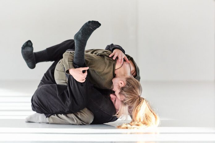 Das Bild zeigt die Tänzerin Rosalie Wanka und den Tänzer Aron Nowak in einer Umarmungsszene ihres Stücks „Radical Embrace“.