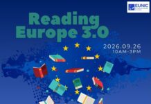 EUNIC – Reading Europe 3.0 / Kulturforum Peking Das Bild zeigt das Veranstaltungsplakat „Reading Europe 3.0“ („Europa lesen 3.0“) auf blauem Hintergrund. Im Zentrum ist ein großes aufgeschlagenes Buch abgebildet, aus dem zahlreiche bunte Bücher und gelbe Sterne aufsteigen. Das Plakat kündigt die Veranstaltung am 26. September von 10:00 bis 15:00 Uhr an und trägt den Leitsatz „Bridging Perspectives, Connecting through Books“ („Perspektiven verbinden, durch Bücher zusammenkommen“). Am unteren Rand sind die Logos der beteiligten europäischen Kulturinstitute und Botschaften zu sehen.