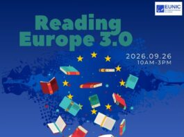 EUNIC – Reading Europe 3.0 / Kulturforum Peking Das Bild zeigt das Veranstaltungsplakat „Reading Europe 3.0“ („Europa lesen 3.0“) auf blauem Hintergrund. Im Zentrum ist ein großes aufgeschlagenes Buch abgebildet, aus dem zahlreiche bunte Bücher und gelbe Sterne aufsteigen. Das Plakat kündigt die Veranstaltung am 26. September von 10:00 bis 15:00 Uhr an und trägt den Leitsatz „Bridging Perspectives, Connecting through Books“ („Perspektiven verbinden, durch Bücher zusammenkommen“). Am unteren Rand sind die Logos der beteiligten europäischen Kulturinstitute und Botschaften zu sehen.