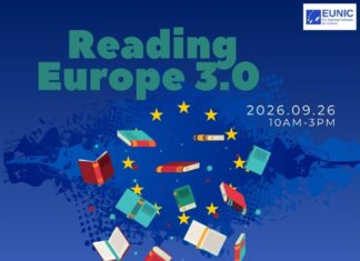 EUNIC – Reading Europe 3.0 / Kulturforum Peking Das Bild zeigt das Veranstaltungsplakat „Reading Europe 3.0“ („Europa lesen 3.0“) auf blauem Hintergrund. Im Zentrum ist ein großes aufgeschlagenes Buch abgebildet, aus dem zahlreiche bunte Bücher und gelbe Sterne aufsteigen. Das Plakat kündigt die Veranstaltung am 26. September von 10:00 bis 15:00 Uhr an und trägt den Leitsatz „Bridging Perspectives, Connecting through Books“ („Perspektiven verbinden, durch Bücher zusammenkommen“). Am unteren Rand sind die Logos der beteiligten europäischen Kulturinstitute und Botschaften zu sehen.