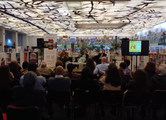 Buchpräsentation Arthur Schnitzler / Kulturforum Mexiko Das Bild zeigt eine Podiumsdiskussion samt Publikum in einer Bücherei. Darüber hinaus ist ein roll-up des Österreichischen Kulturforums Mexiko prominent am Podium platziert.