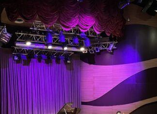 Zwei Musikkulturen im Dialog / Botschaft Baku Das Bild zeigt das Streichorchester mit der Pianistin auf der Bühne im Mugham Center in Baku.