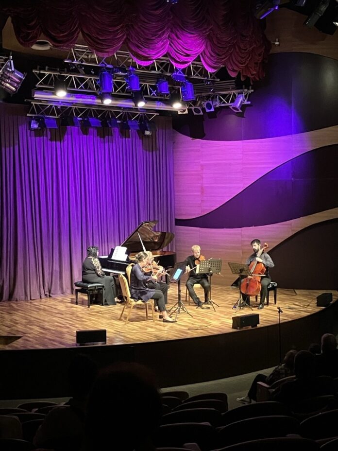 Das Bild zeigt das Streichorchester mit der Pianistin auf der Bühne im Mugham Center in Baku.