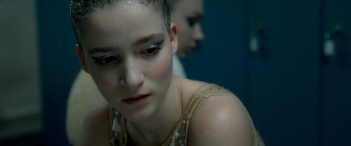 Das Bild zeigt eine Szene aus dem Film „Out of Sync“.
