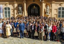 Neues Auslandskulturkonzept Das Foto zeigt ein Gruppenfoto mit mindestens 50 Personen, die an der Auslandskulturtagung teilgenommen haben.